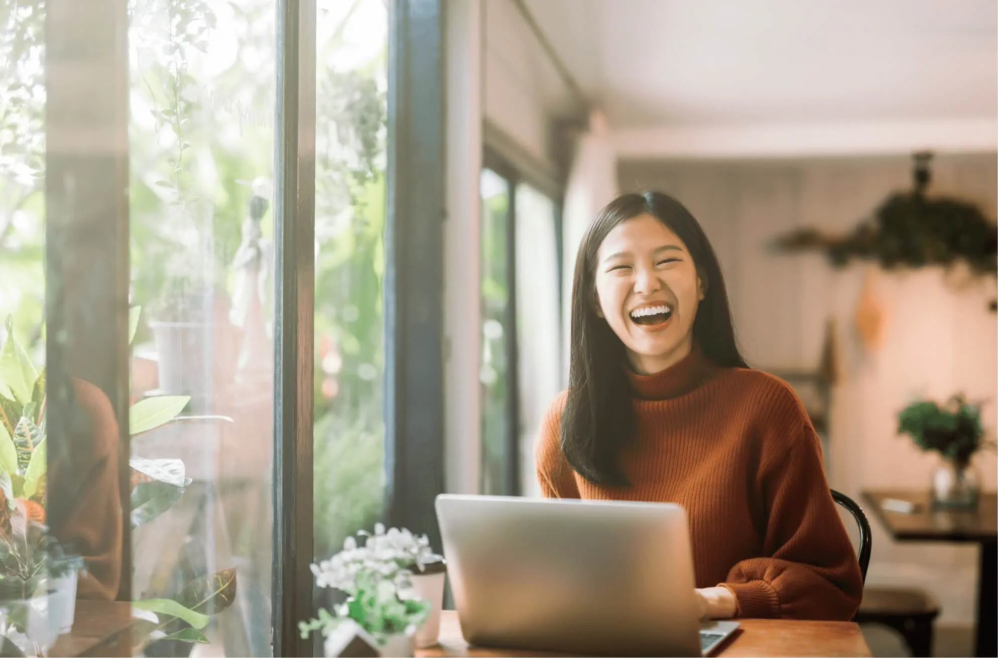 asian girl is happy after seeing rhb fixed deposit profit